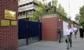 انگلیس کارکنان سفارت خود در ایران را موقتاً خارج کرد؛ آیا حمله نظامی در راه است؟