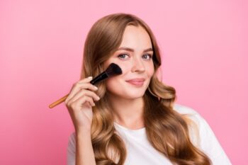 آیا آرایش باعث افزایش جوش صورت می‌شود؟ حقیقت ماجرا را با دلیل بخوانید