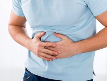 علت عجیب نفخ شکم بعد از نوشیدن آب + راه‌حل فوری