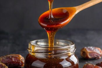 خواص شیره خرما برای بدن؛ بررسی فواید، کالری، مضرات و بهترین روش مصرف