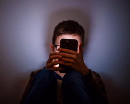 استفاده طولانی از موبایل و صفحه‌نمایش می‌تواند یادگیری و مهارت‌های زبانی کودکان را کاهش دهد