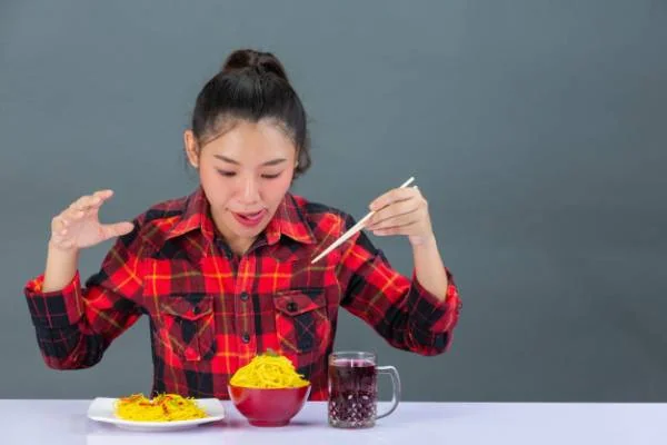 انواع پرخوری عصبی (بولیمیا)؛ علائم، عوارض و بهترین روش‌های درمان